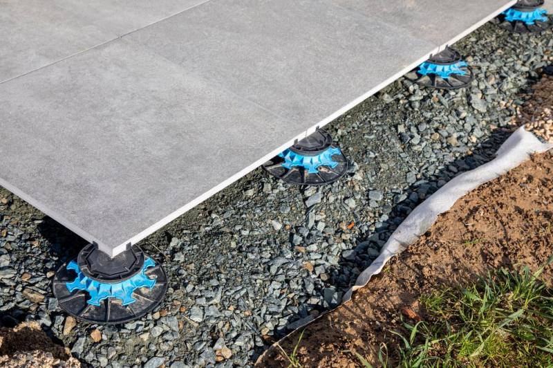 Poser des dalles sur plots pour am&eacute;nager une terrasse ext&eacute;rieure