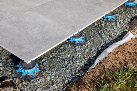 Poser des dalles sur plots pour am&eacute;nager une terrasse ext&eacute;rieure